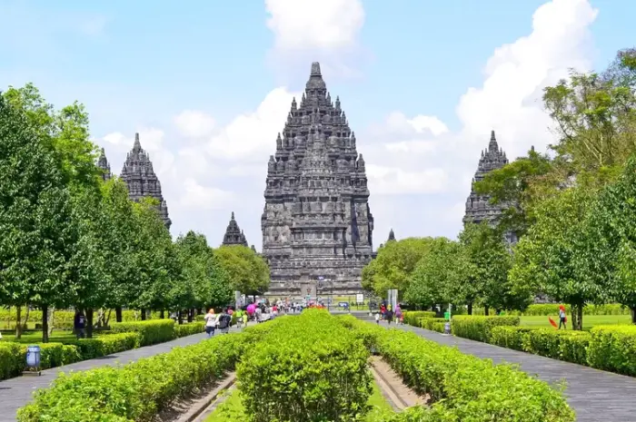 Tourist Destinations in Central Java Combining Natural Beauty and Extraordinary Historical Value