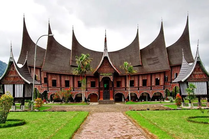 Tourist Destinations in West Sumatra Combining Natural Wonders and Traditional Architecture Charm